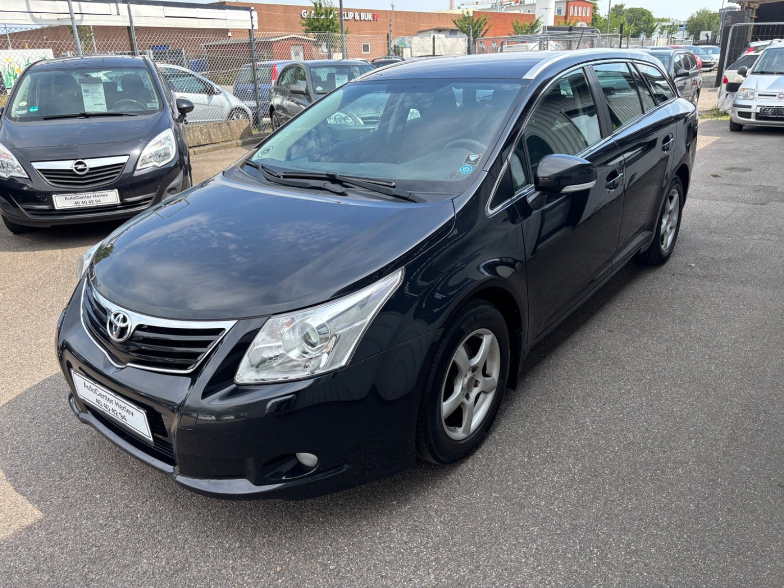 Sort Toyota Avensis fra 2011