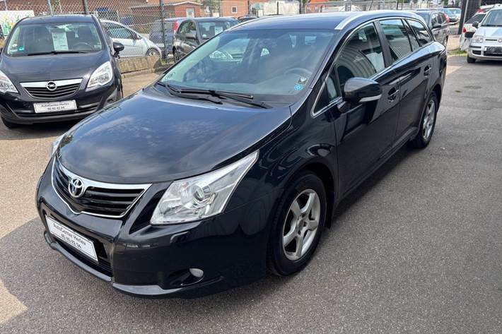 Sort Toyota Avensis fra 2011