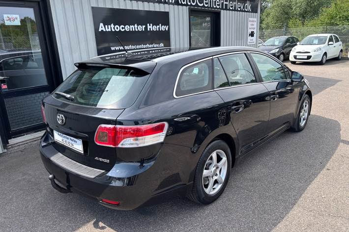 Sort Toyota Avensis fra 2011