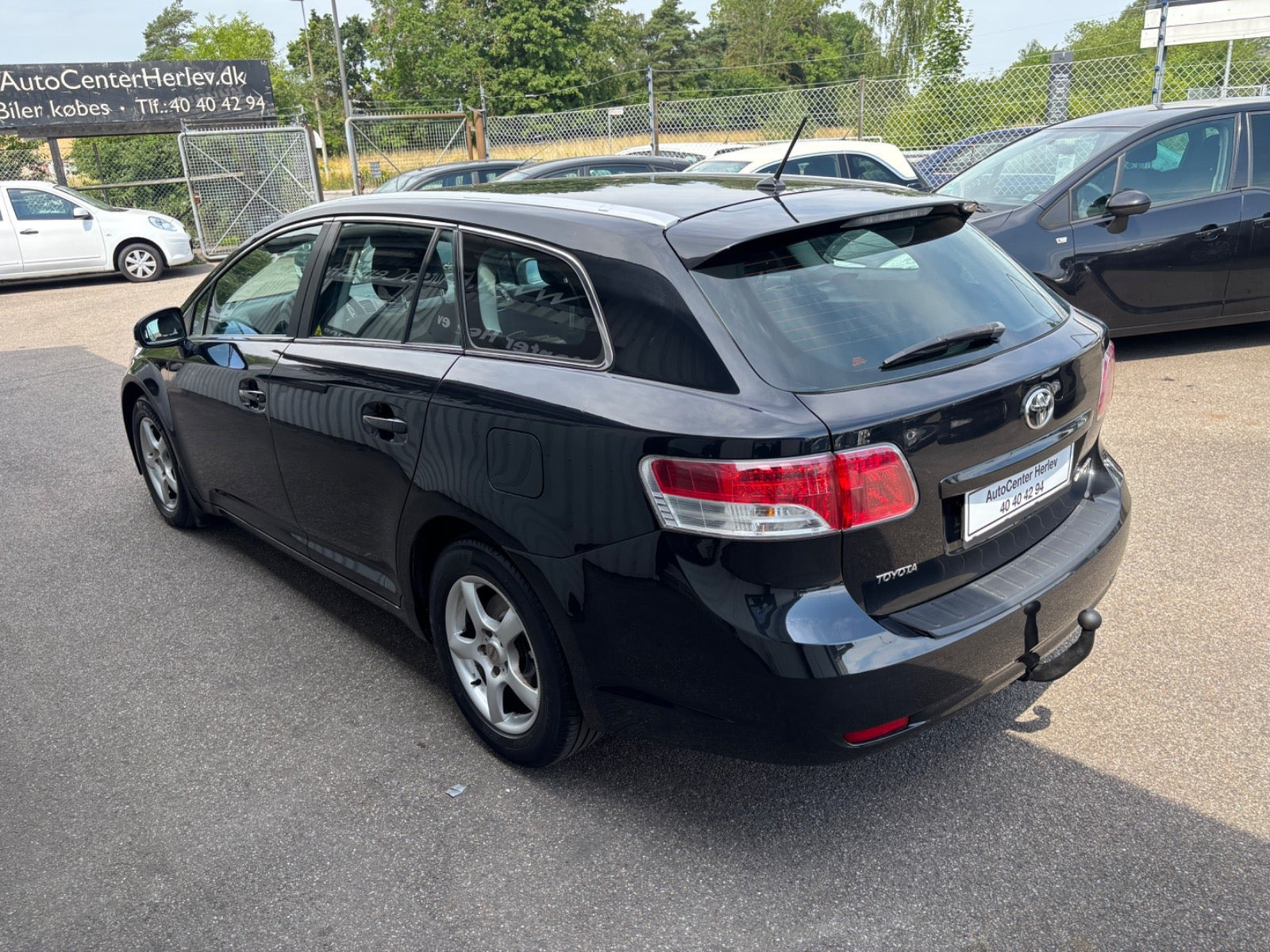 Sort Toyota Avensis fra 2011