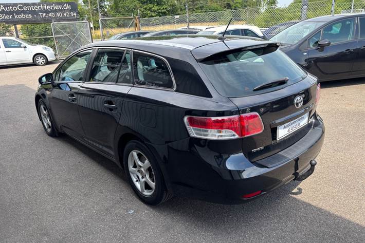 Sort Toyota Avensis fra 2011