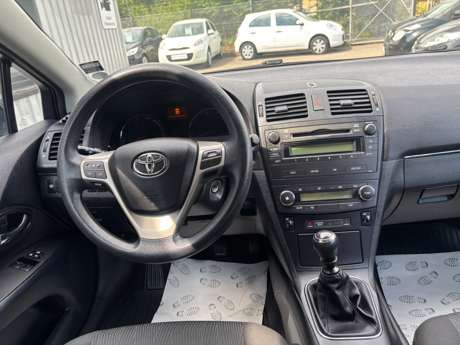 Sort Toyota Avensis fra 2011