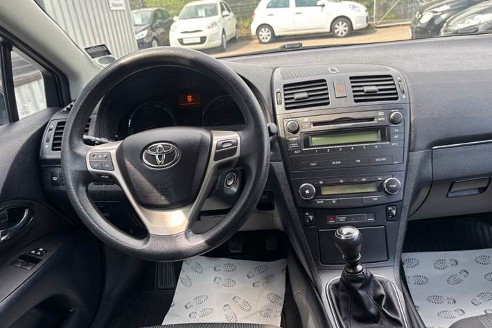 Sort Toyota Avensis fra 2011