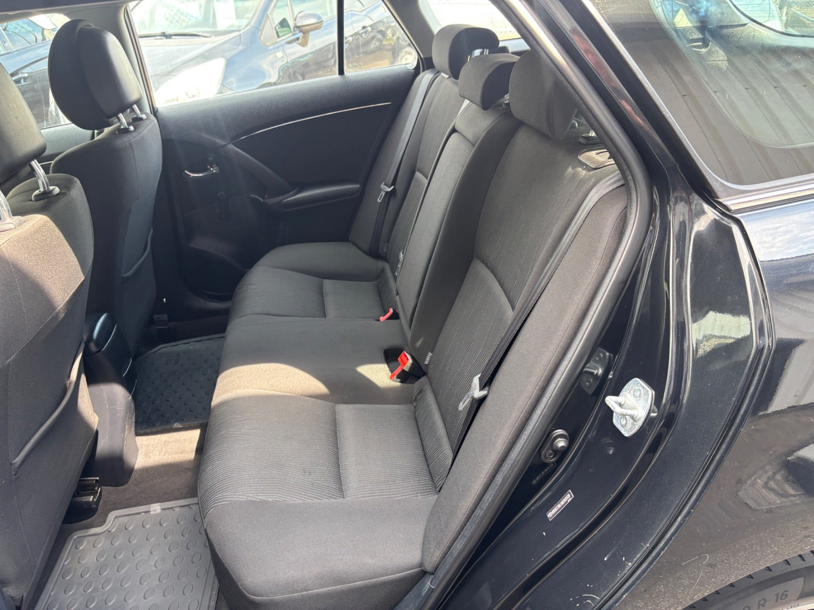 Sort Toyota Avensis fra 2011