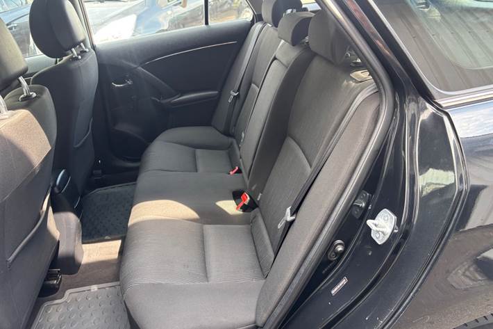 Sort Toyota Avensis fra 2011