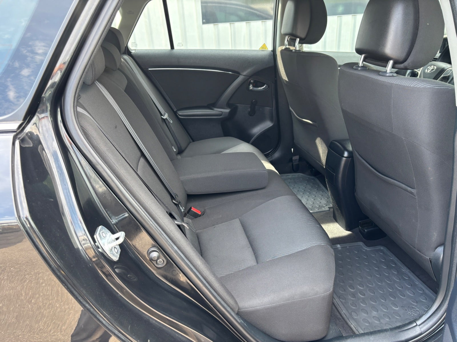Sort Toyota Avensis fra 2011