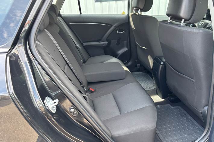 Sort Toyota Avensis fra 2011