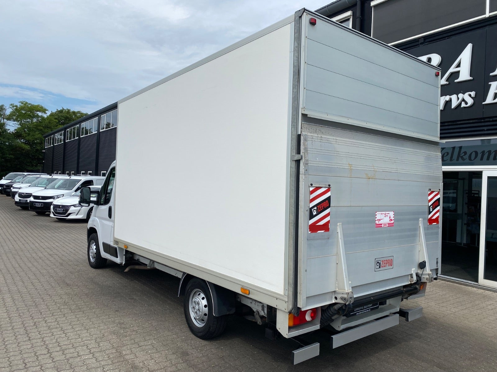 Hvid Peugeot Boxer 335 fra 2023