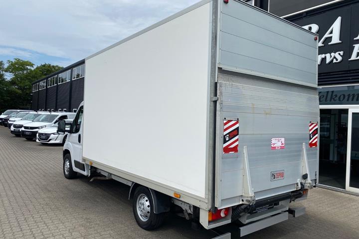 Hvid Peugeot Boxer 335 fra 2023