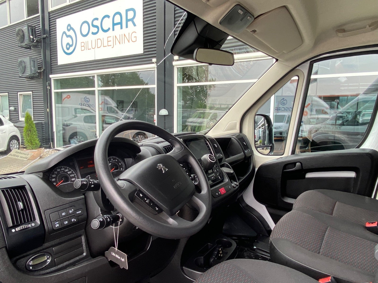 Hvid Peugeot Boxer 335 fra 2023