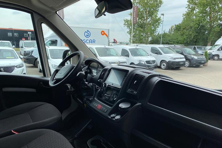Hvid Peugeot Boxer 335 fra 2023