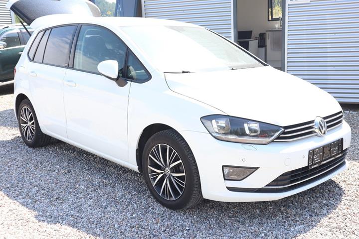 Hvid VW Golf Sportsvan fra 2017 set udefra