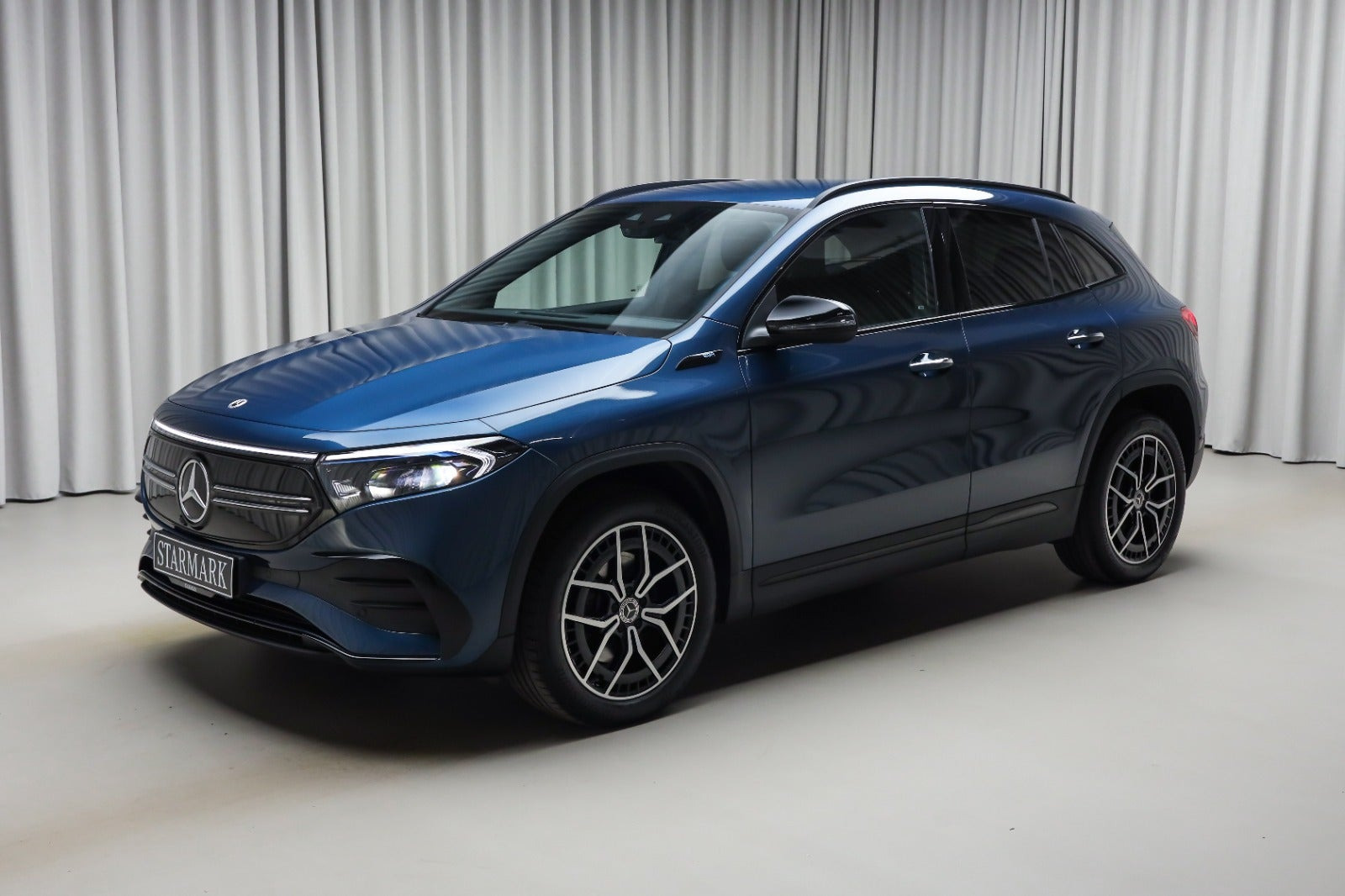 Blå Mercedes EQA250 fra 2021