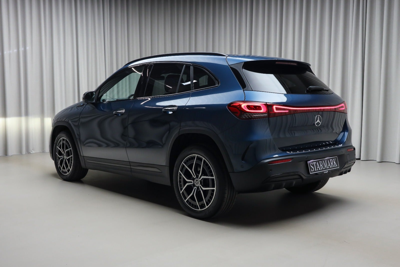 Blå Mercedes EQA250 fra 2021