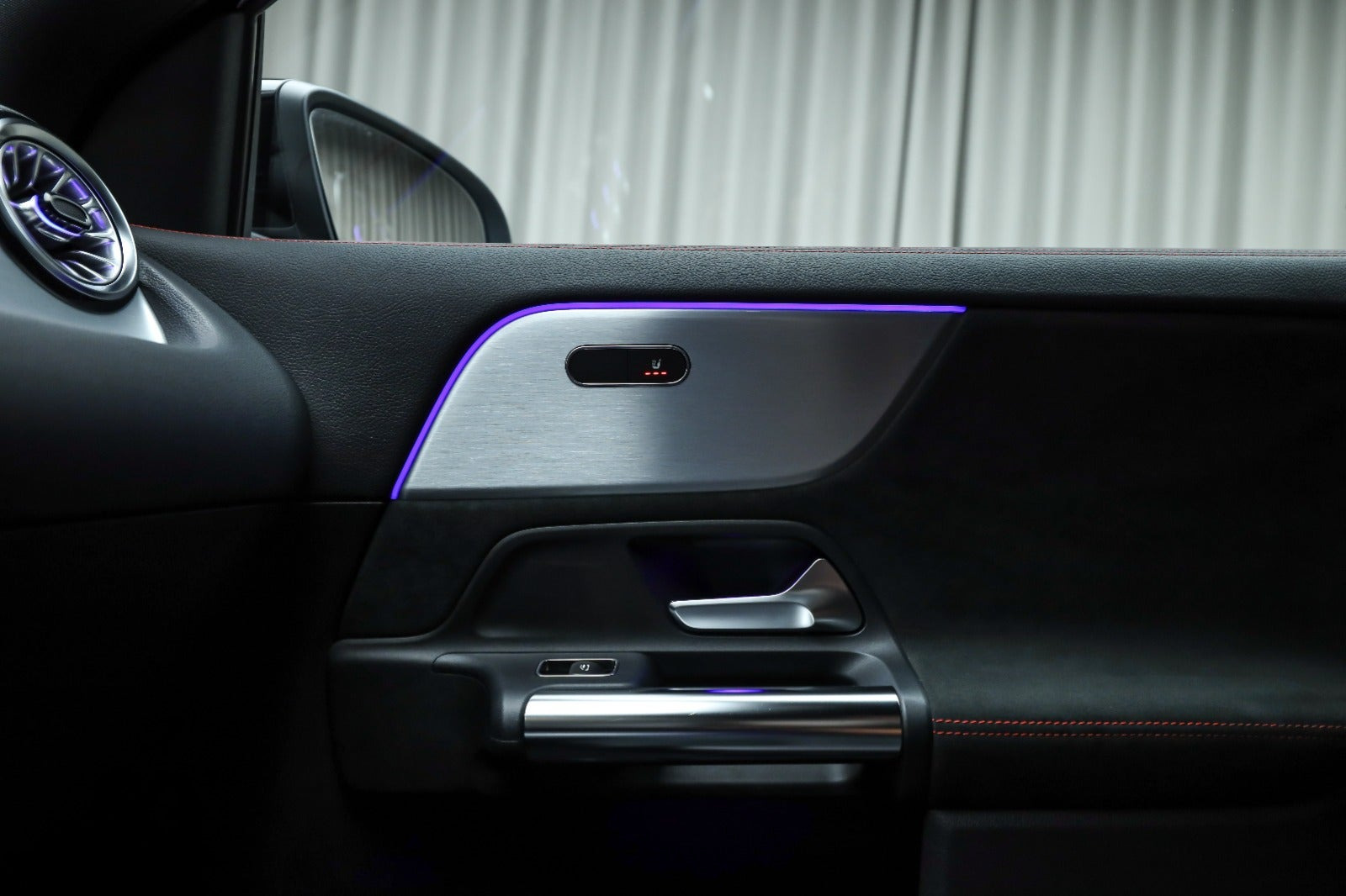 Blå Mercedes EQA250 fra 2021