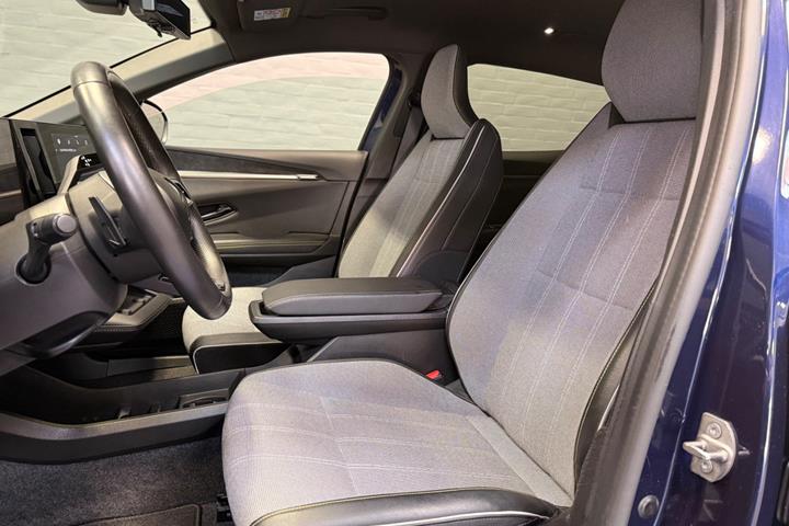 Blå Renault Megane E-Tech fra 2024