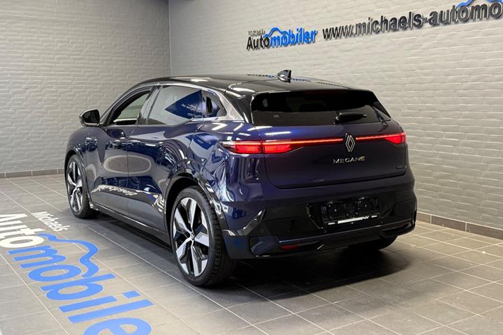 Blå Renault Megane E-Tech fra 2024