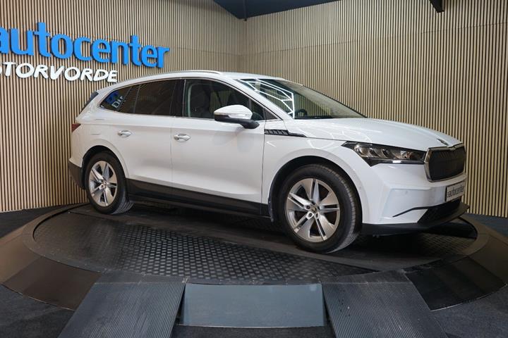 Hvid Skoda Enyaq fra 2022 set udefra