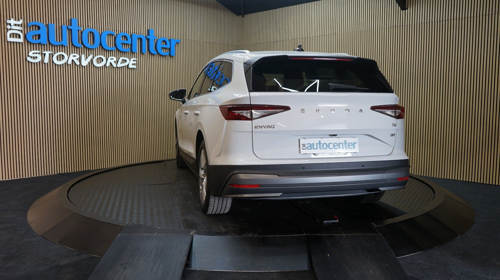 Hvid Skoda Enyaq fra 2022