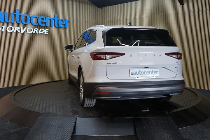 Hvid Skoda Enyaq fra 2022