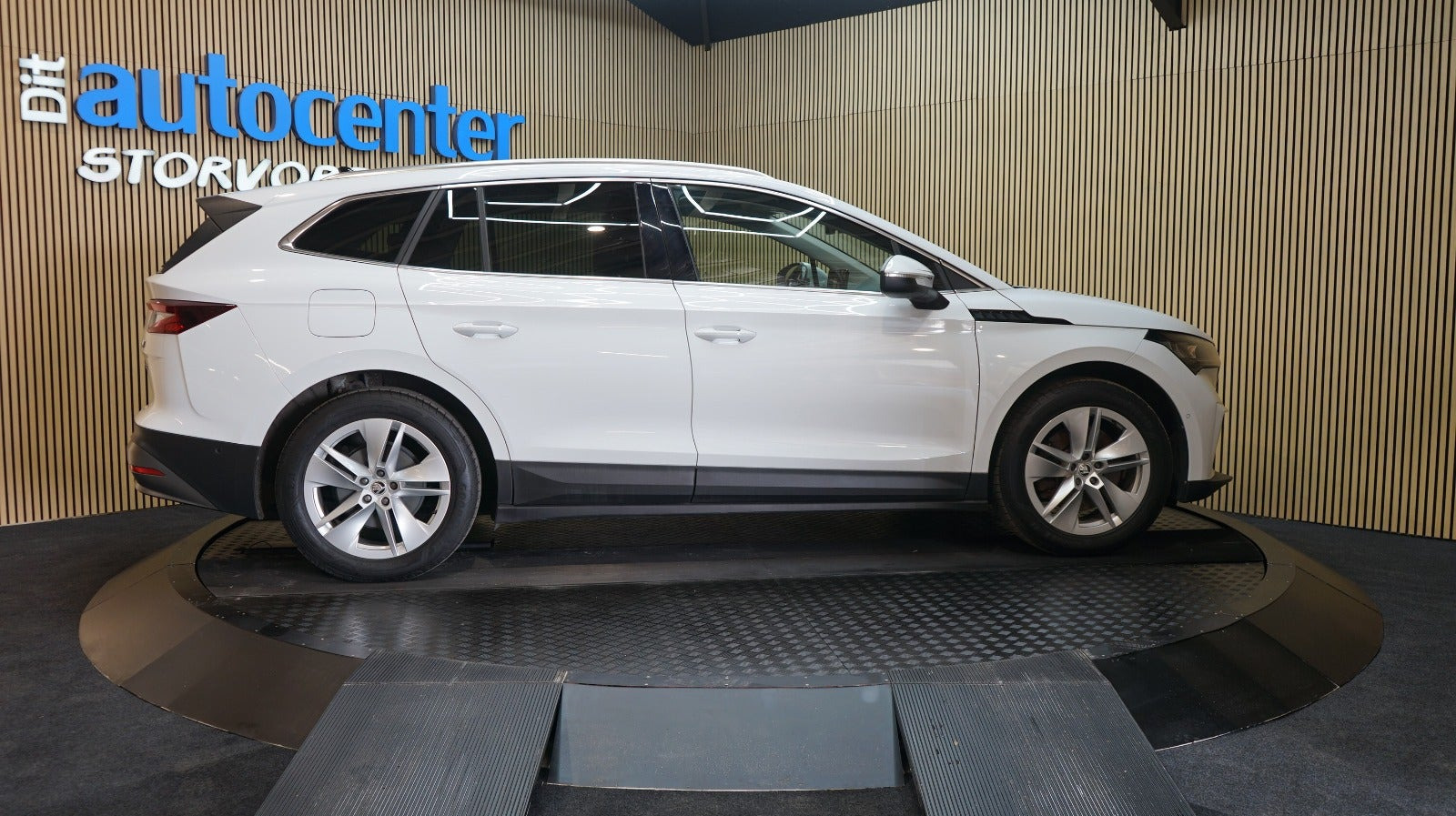 Hvid Skoda Enyaq fra 2022
