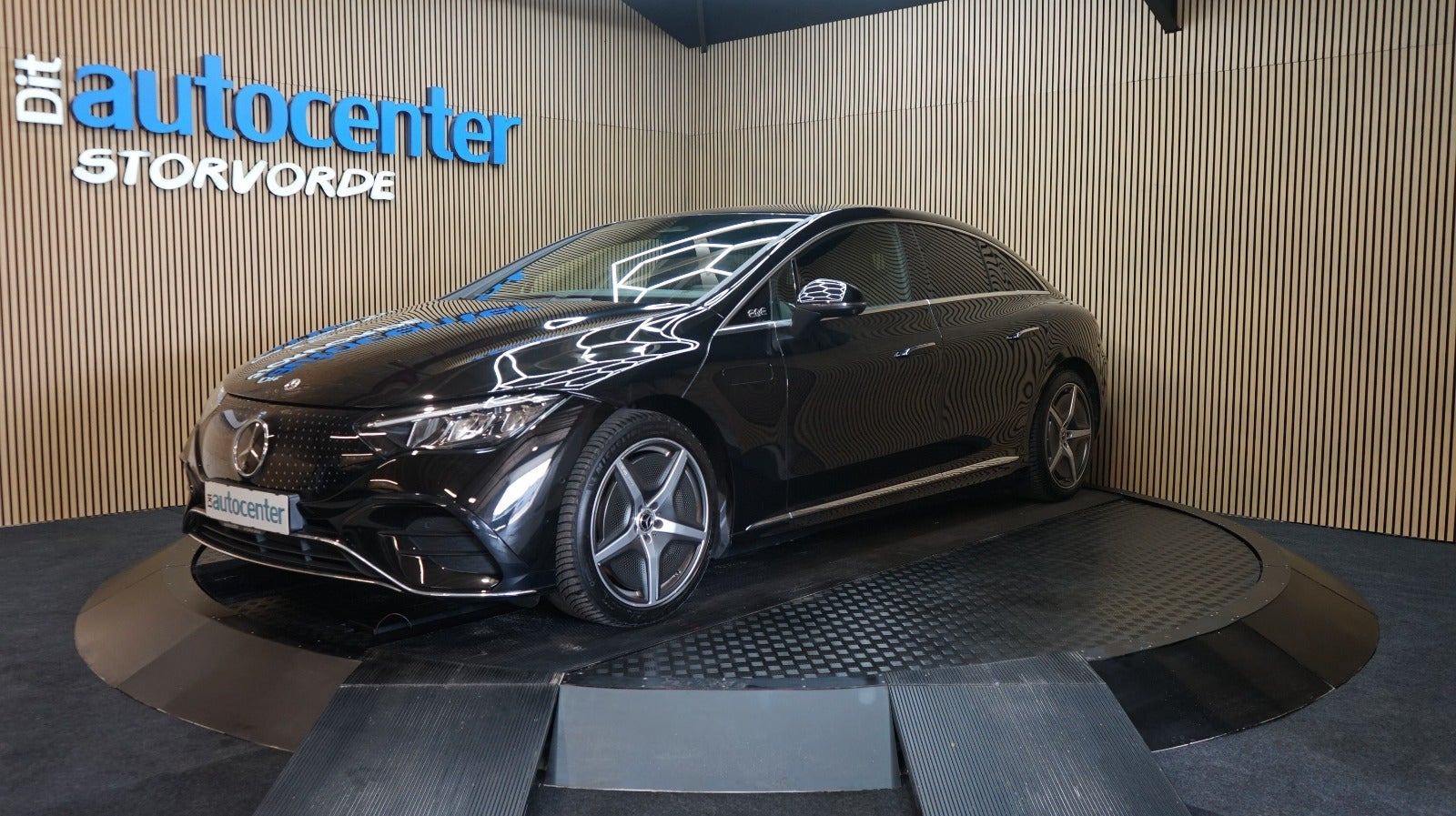 Sort Mercedes EQE350+ fra 2022
