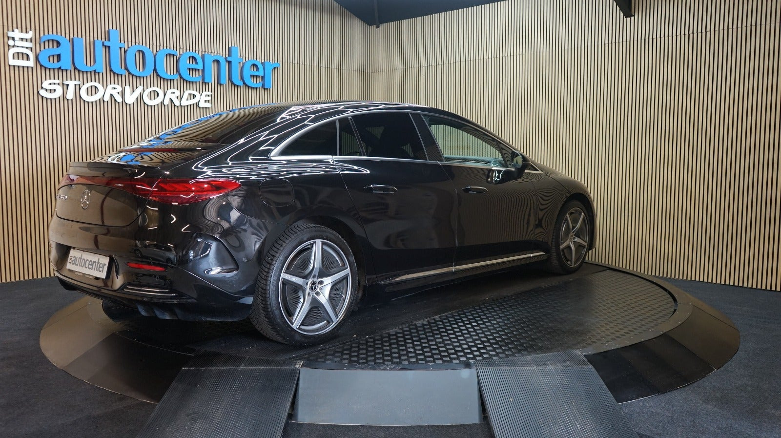 Sort Mercedes EQE350+ fra 2022