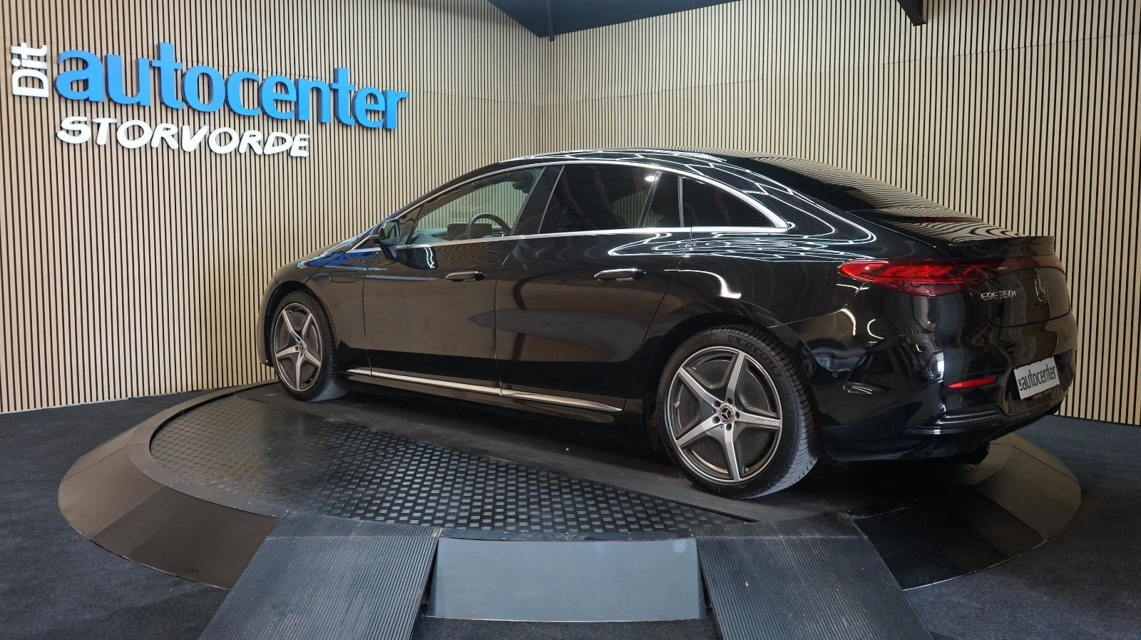 Sort Mercedes EQE350+ fra 2022
