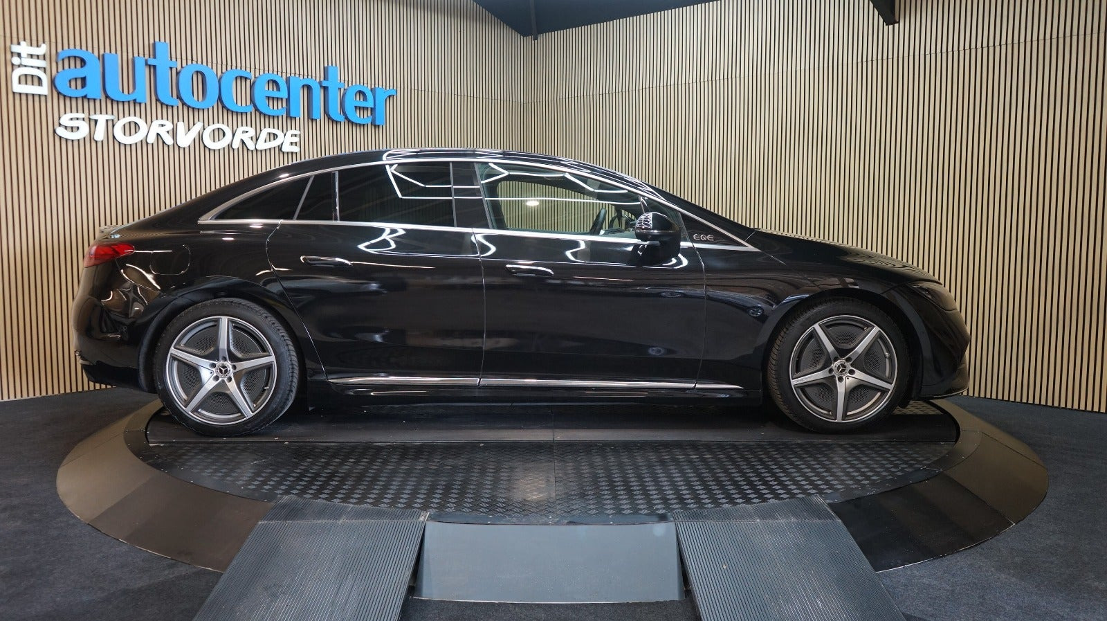 Sort Mercedes EQE350+ fra 2022