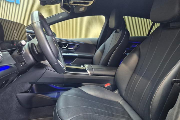 Sort Mercedes EQE350+ fra 2022