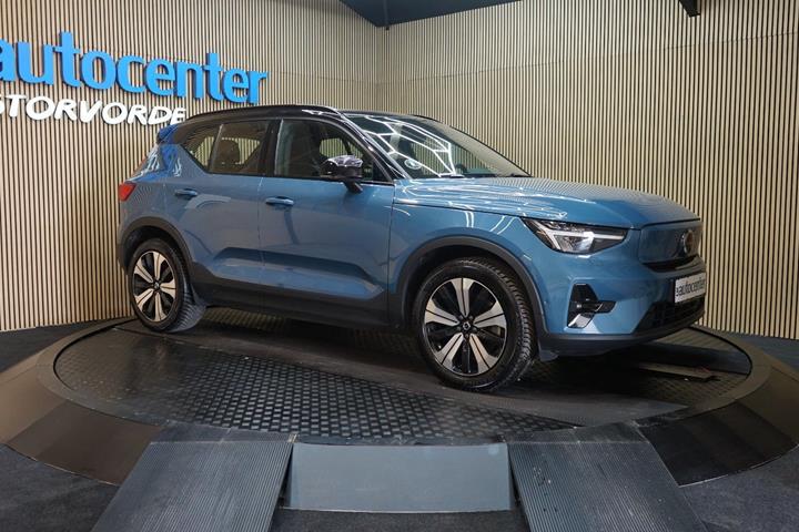 Blå Volvo XC40 fra 2023 set udefra