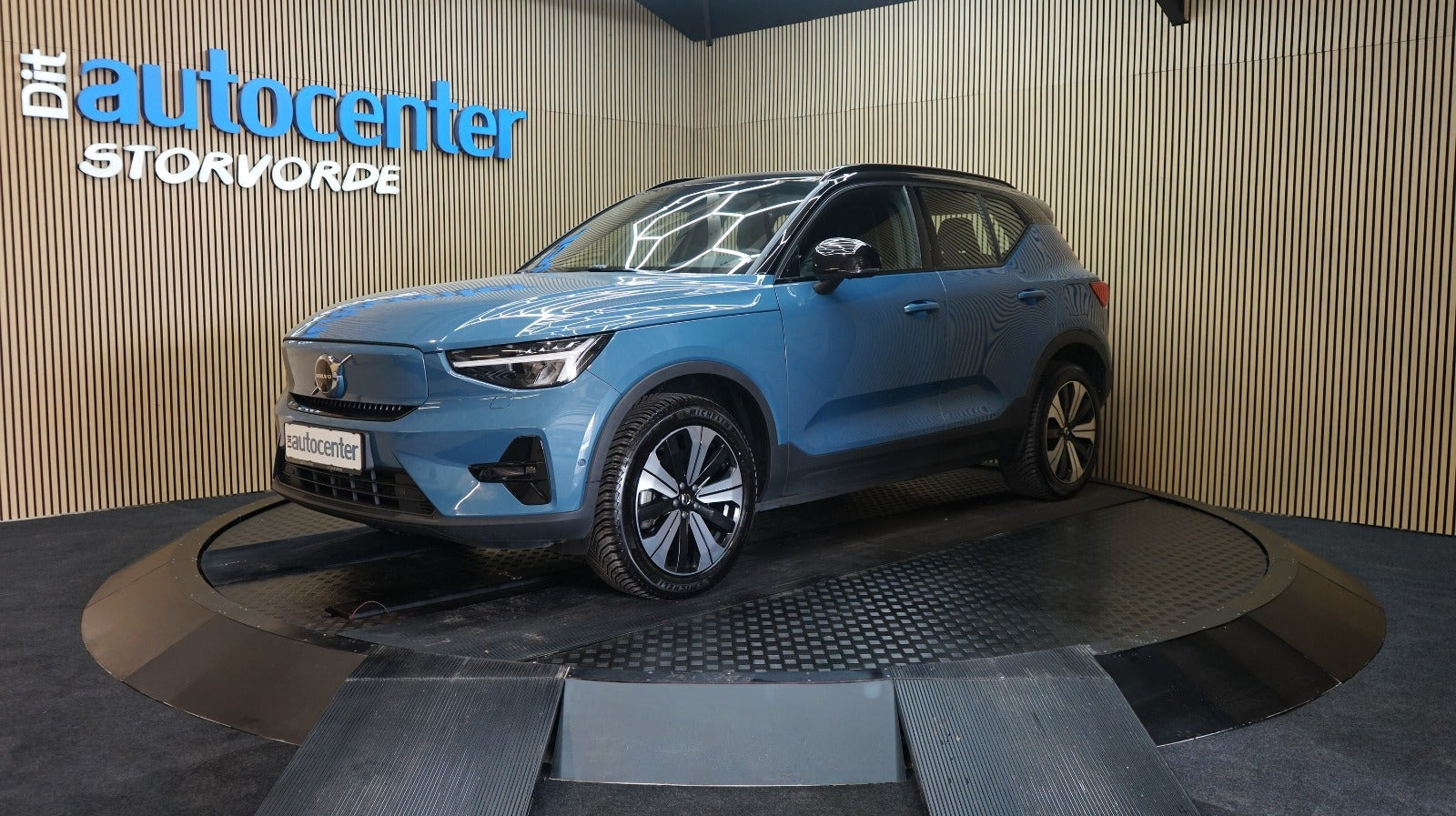 Blå Volvo XC40 fra 2023