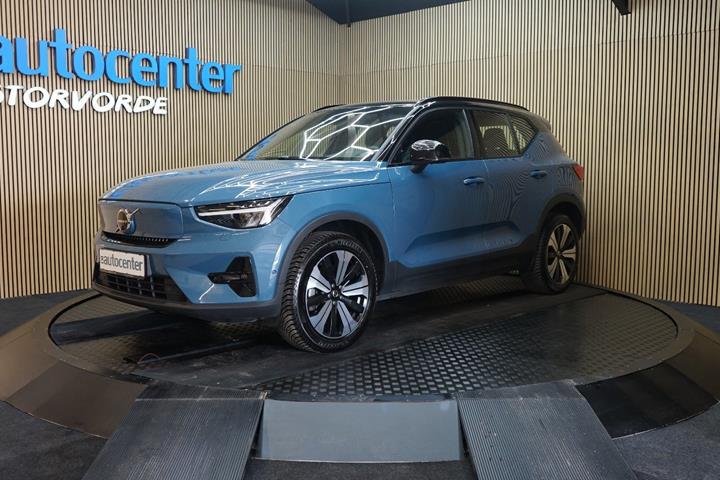 Blå Volvo XC40 fra 2023