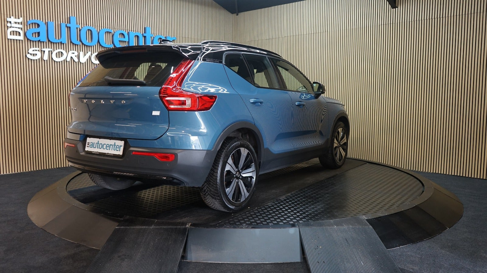 Blå Volvo XC40 fra 2023