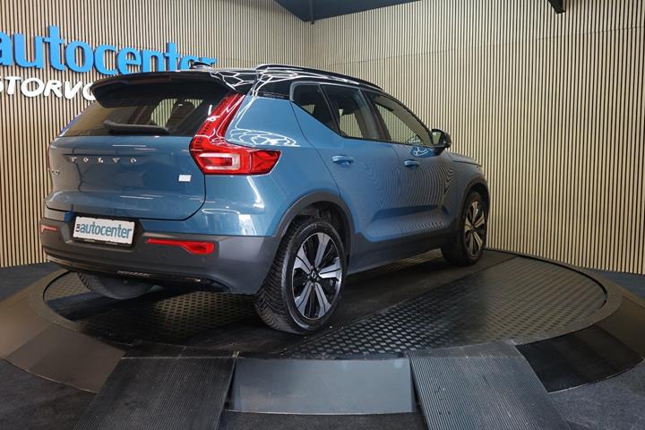 Blå Volvo XC40 fra 2023