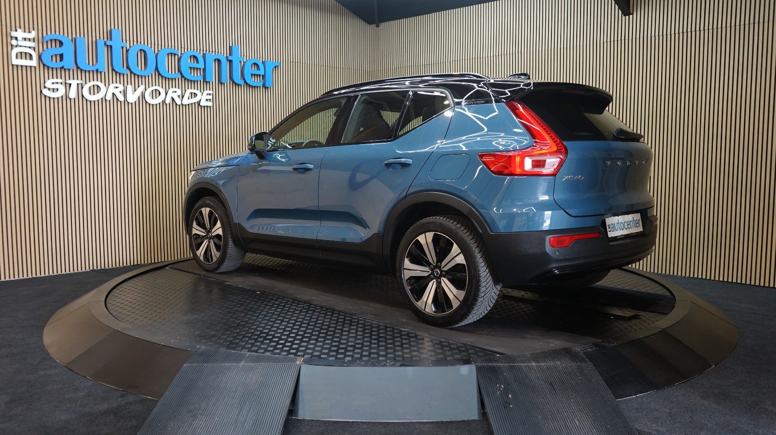 Blå Volvo XC40 fra 2023