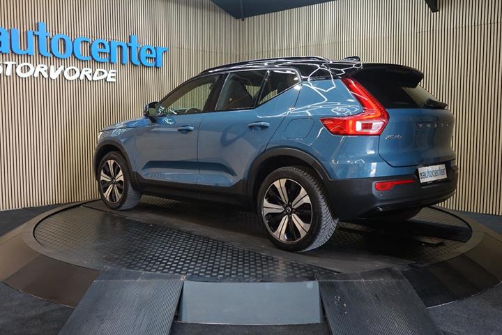 Blå Volvo XC40 fra 2023