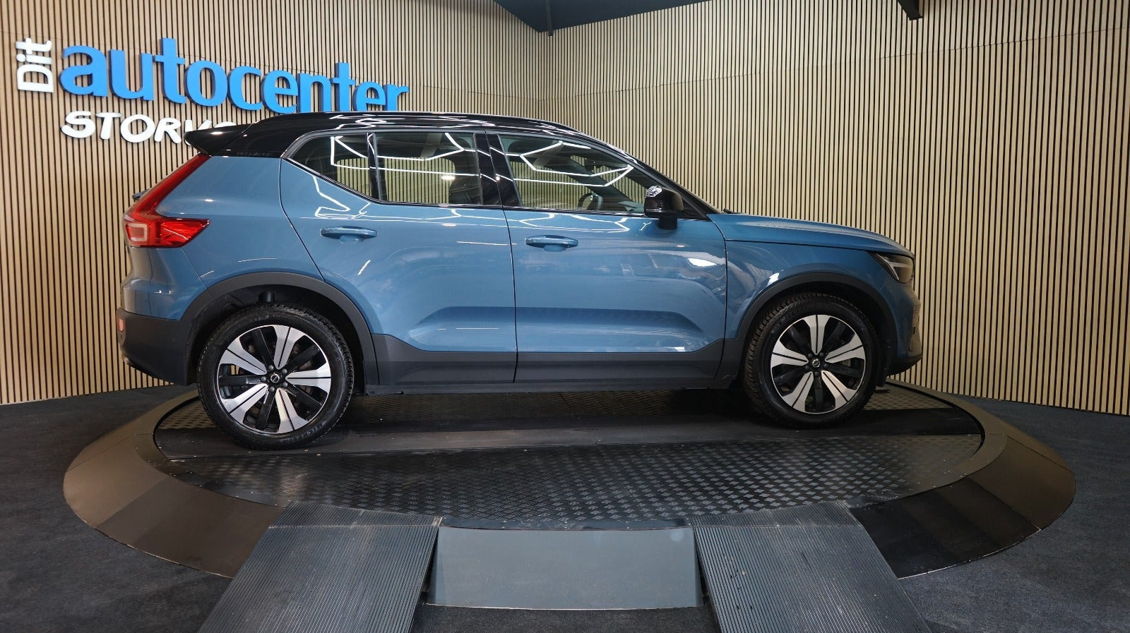 Blå Volvo XC40 fra 2023
