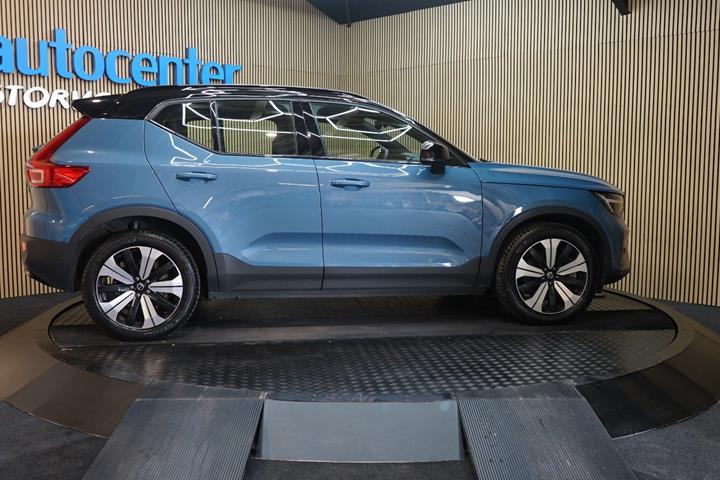 Blå Volvo XC40 fra 2023