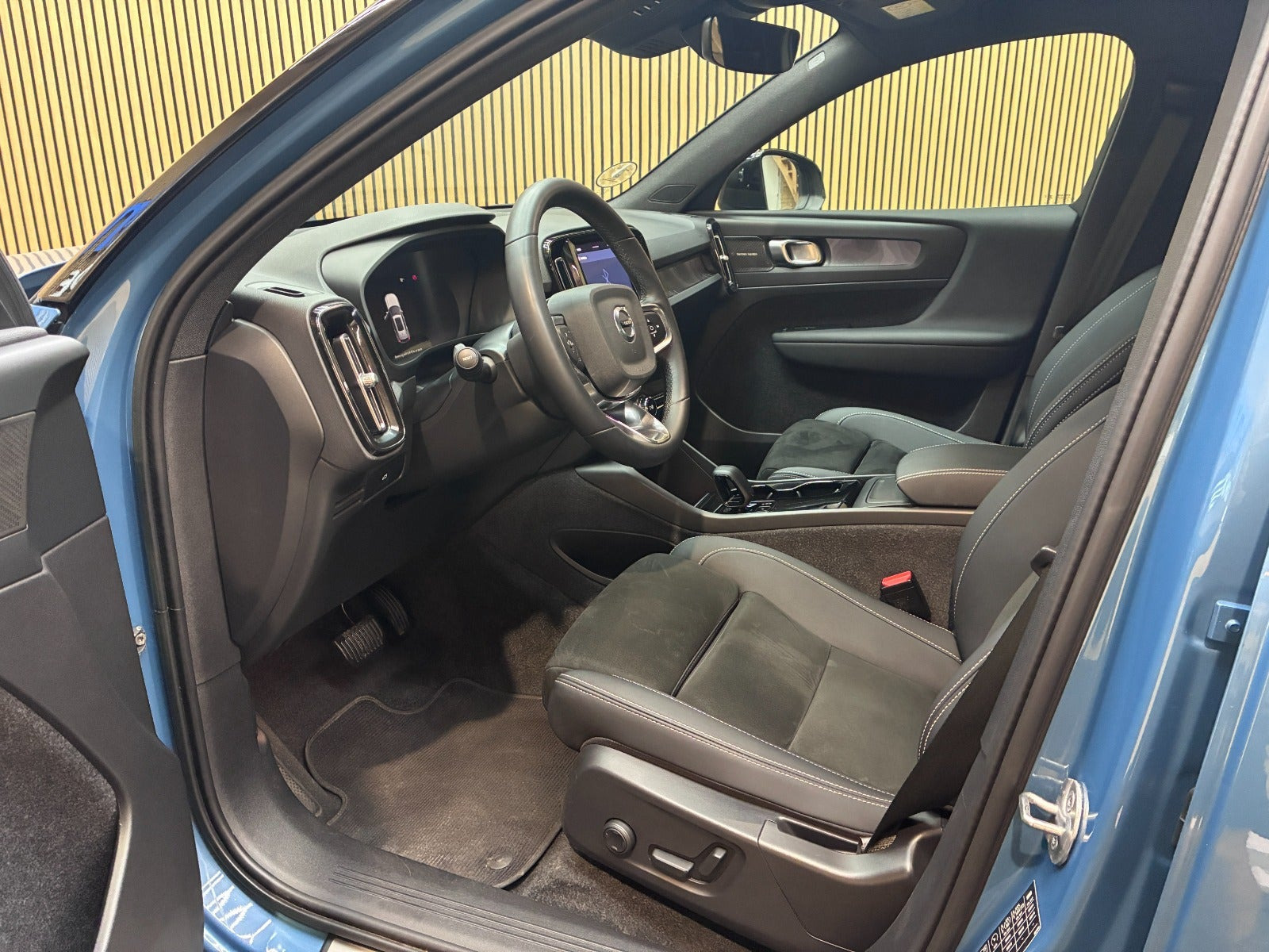 Blå Volvo XC40 fra 2023