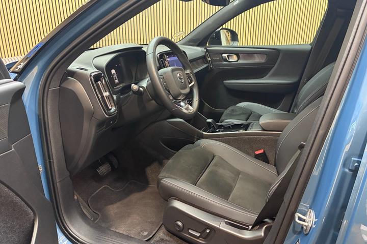 Blå Volvo XC40 fra 2023