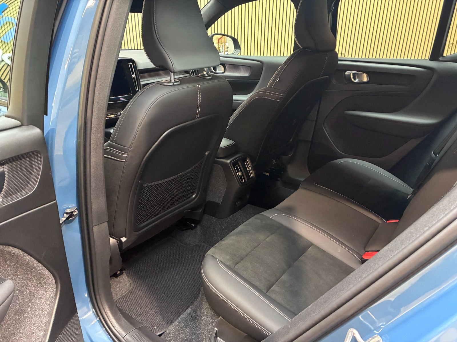 Blå Volvo XC40 fra 2023