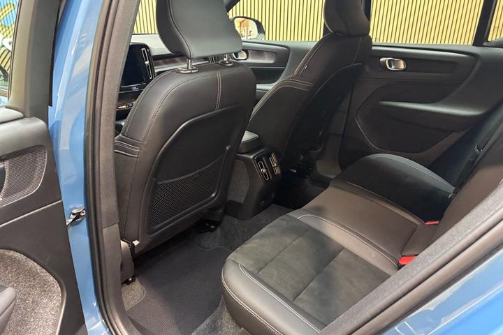 Blå Volvo XC40 fra 2023