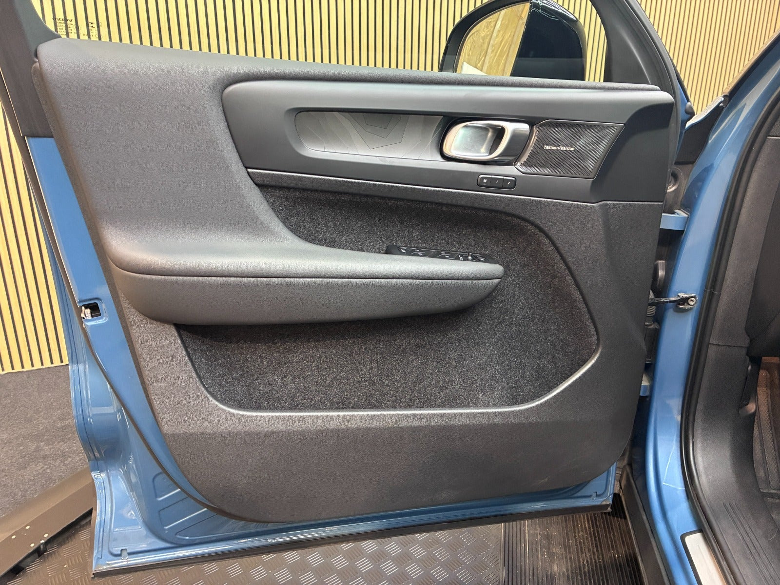 Blå Volvo XC40 fra 2023