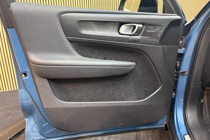Blå Volvo XC40 fra 2023
