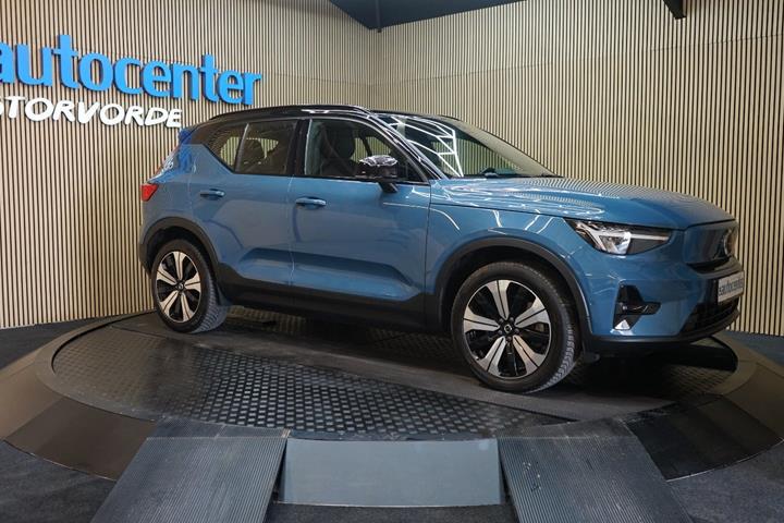 Blå Volvo XC40 fra 2023 set udefra