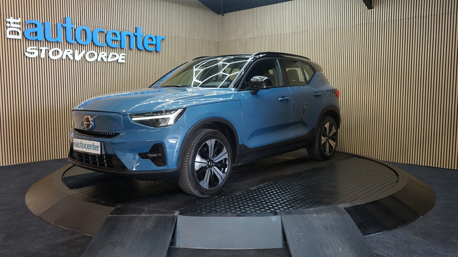 Blå Volvo XC40 fra 2023