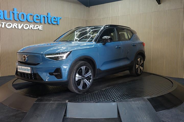 Blå Volvo XC40 fra 2023