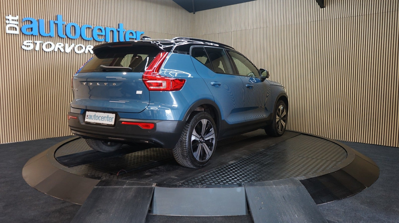 Blå Volvo XC40 fra 2023