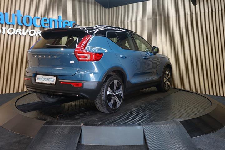 Blå Volvo XC40 fra 2023